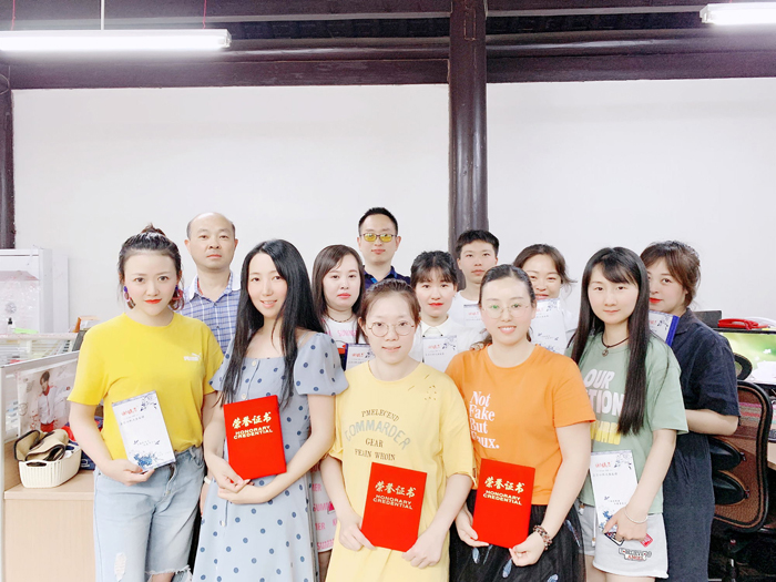 今天，谢馥春在馥园电子商务办公室举行了“2019年电商打字比赛”活动。本次活动参赛选手来自电商零售、代批和后勤。经过激烈比赛，最终决出前三名：  第一名：张  洁  第二名：陈路娇  第三名：张长秀